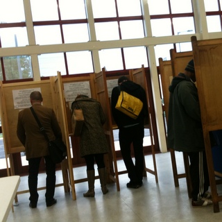 Wählerliste_Foto_Wikimedia_AlexLee_Voting_in_Hackney